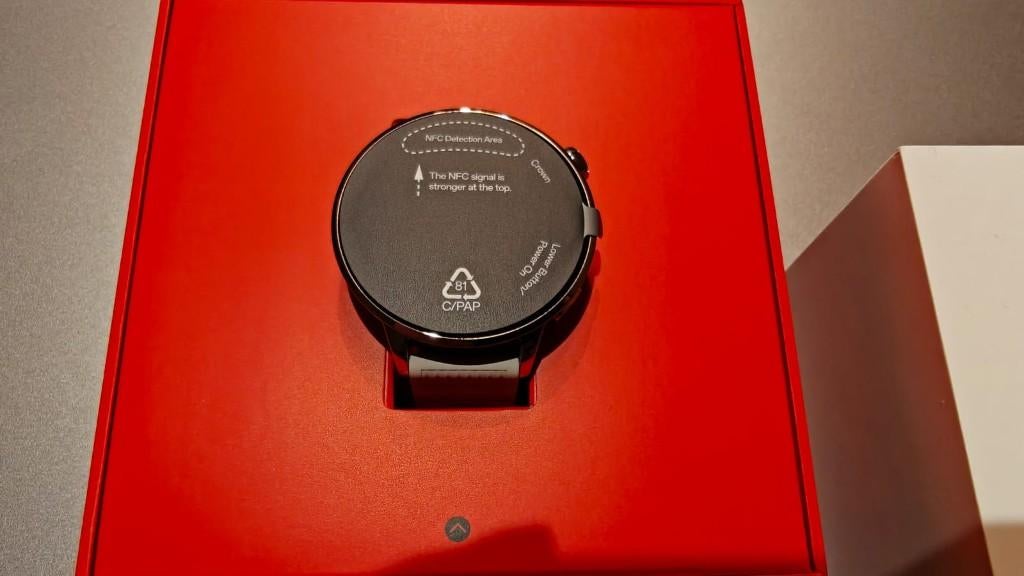 À vendre – OnePlus Watch 3 (43 mm) – NEUVE – 300 €, Neuf, Enlèvement ou Envoi, OnePlus, Noir