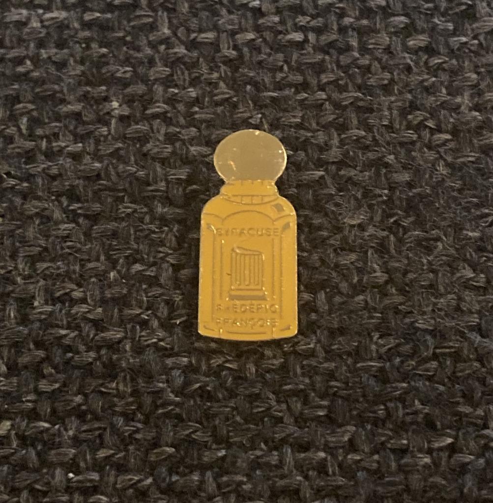 PIN - SYRACUSE - FREDERIC FRANCOIS - PARFUM - PERFUME, Envoi, Utilisé, Autres sujets/thèmes, Insigne ou Pin's