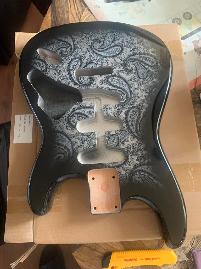 Body Stratocaster Paisley noir Flower Power, Musique & Instruments, Envoi, Neuf
