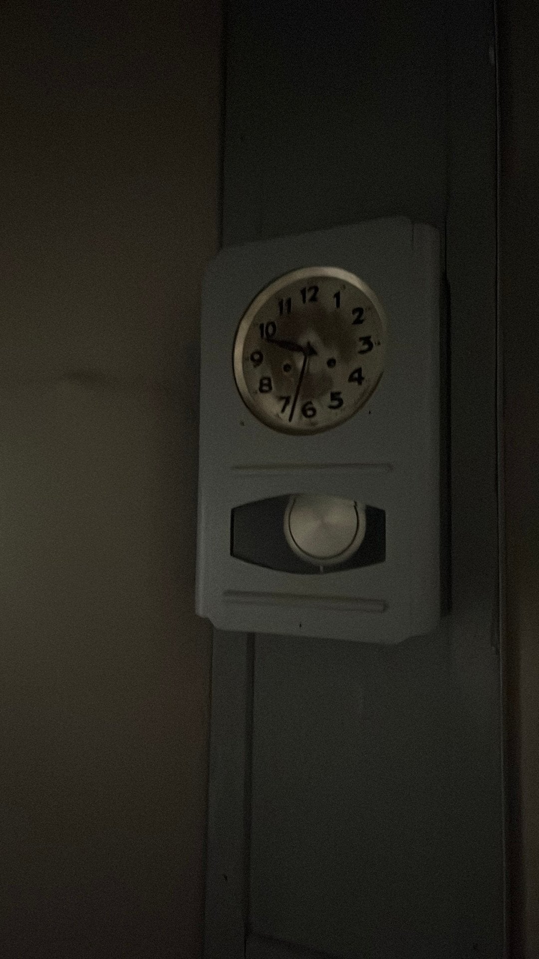 Horloge en bois, Enlèvement