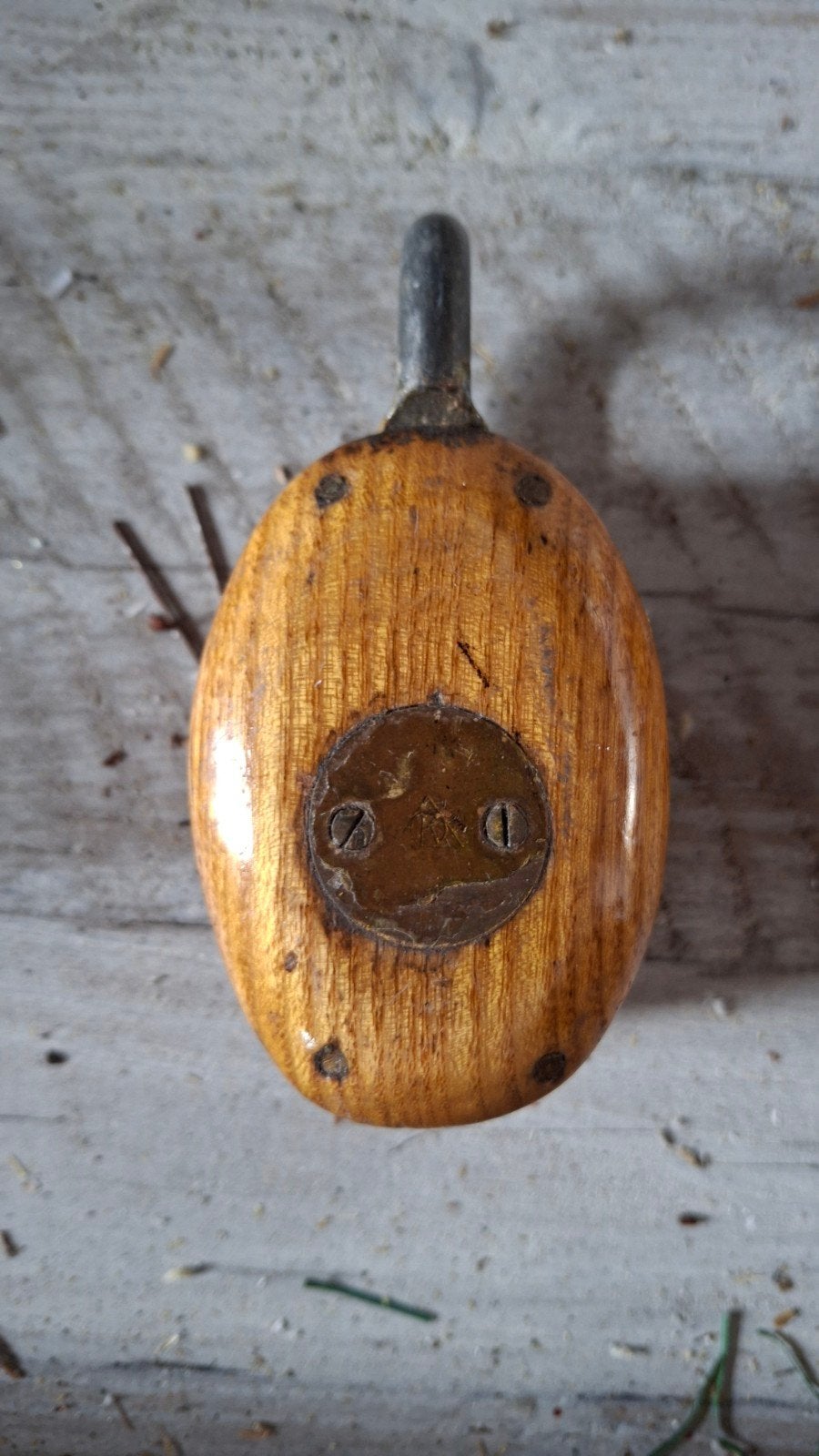 Antieke houten scheepskatrol met messing merkteken – Vintage, Antiek en Kunst, Antiek | Gereedschap en Instrumenten, Ophalen of Verzenden