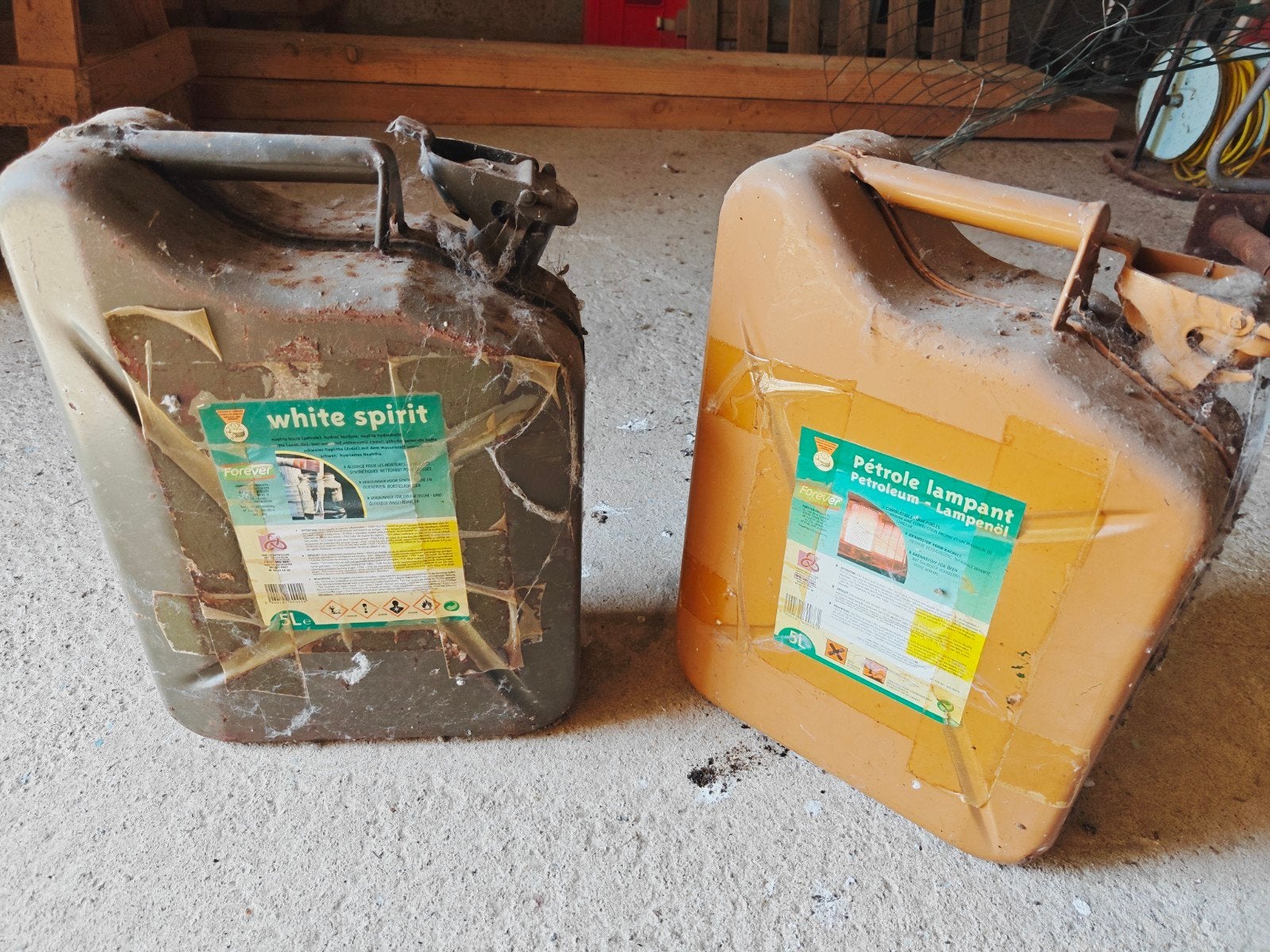Twee oude jerrycans, Ophalen
