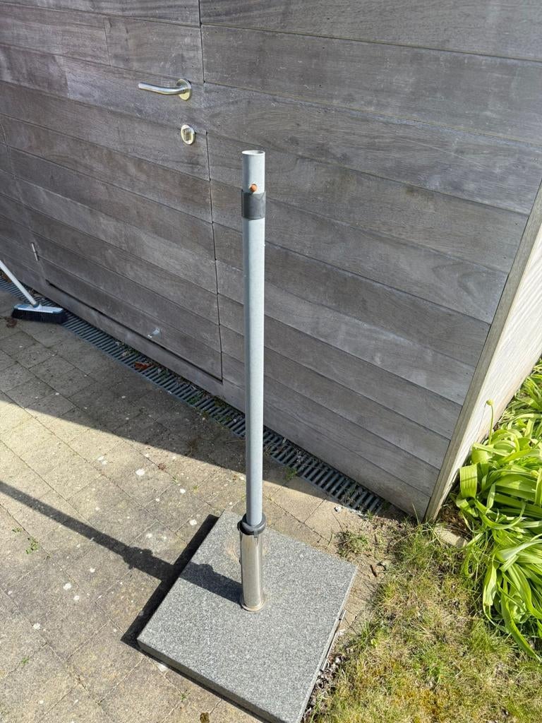 Zwarte parasol met betonvoet op wielen, Tuin en Terras, Ophalen, Gebruikt, Stokparasol