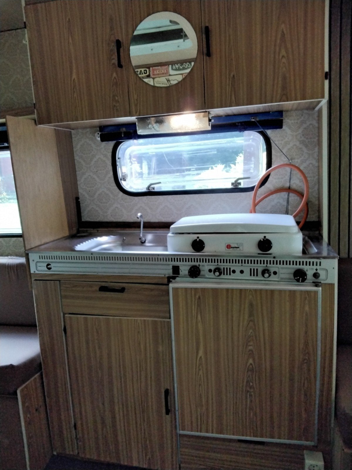 MOOIE PROPERE  RETRO CARAVAN  MIN 750 kg bj 78., Coin salon convertible, Jusqu'à 4 m, Particulier, Siège standard