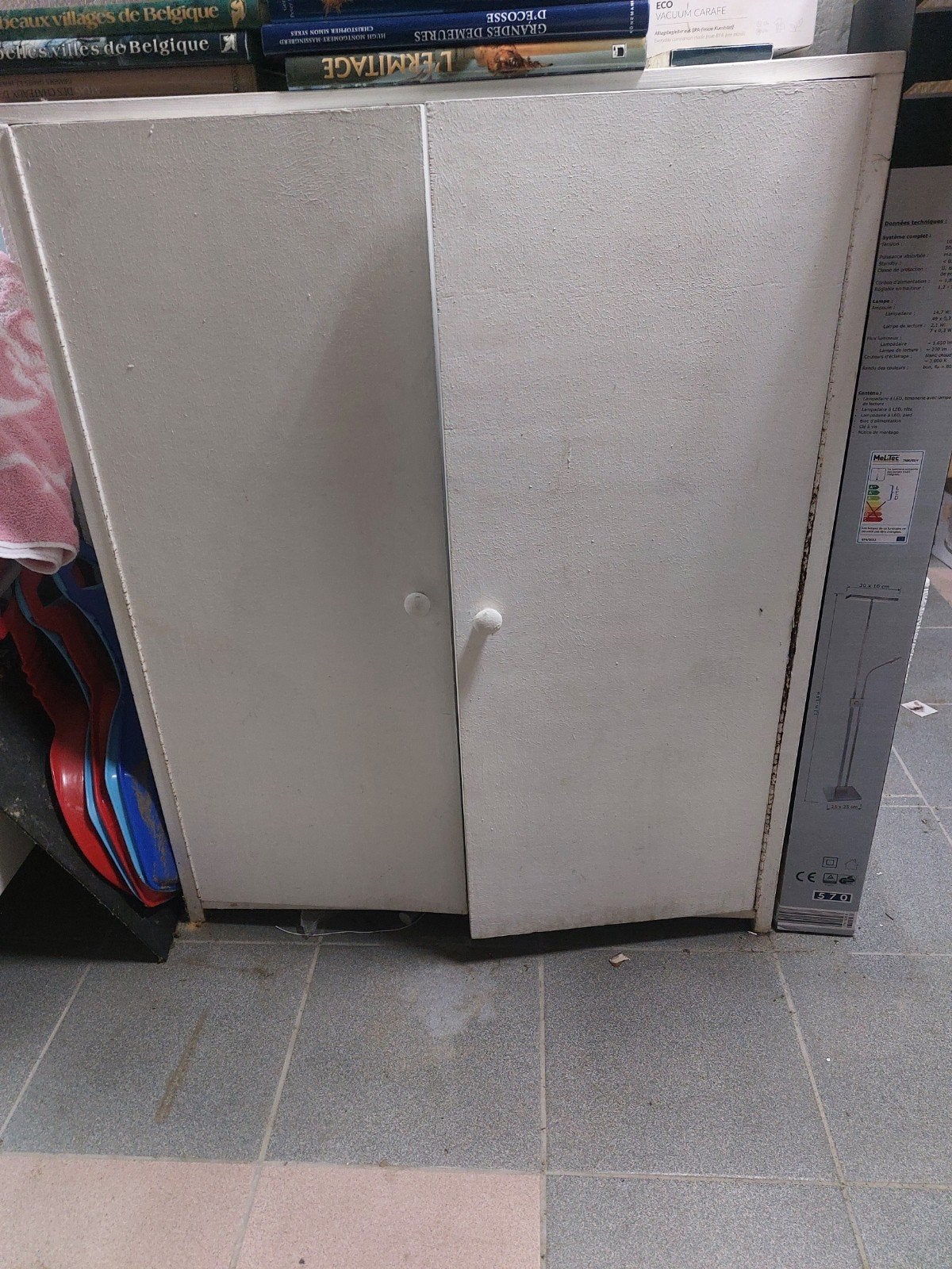 Armoire en bois blanc, Enlèvement