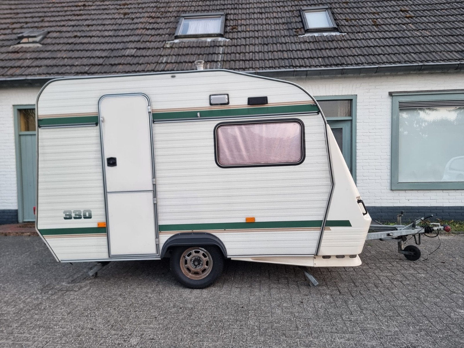 chateau 330 caravan, Caravans en Kamperen, Tot en met 3, Particulier, 500 - 750 kg, Vast bed