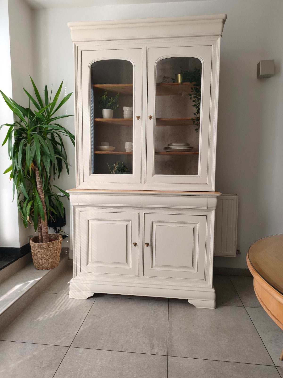 vaisselier renove en beige et bois, Maison & Meubles, Enlèvement ou Envoi, Cerisier, Comme neuf, 100 à 150 cm