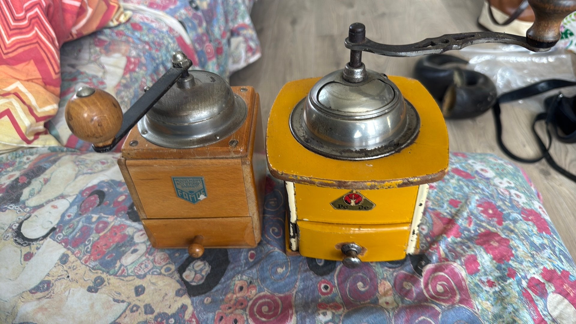 Lot van 2 vintage houten koffiemolens – Jaren 50, Antiquités & Art, Enlèvement ou Envoi