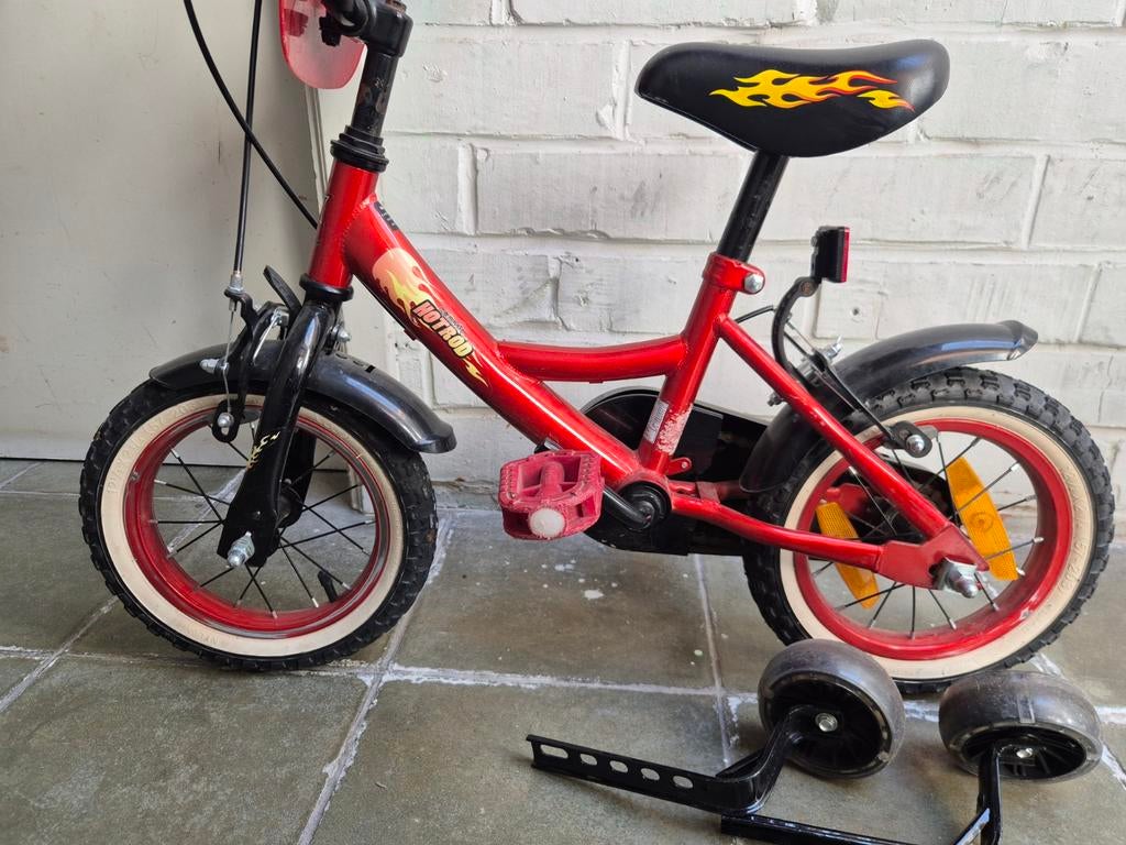 12,5" 3-4 jaar oude fiets met helm en wielondersteuning, Fietsen en Brommers