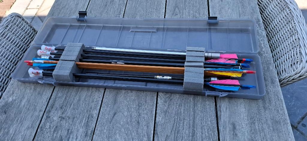 7  pijlen (zwart ) in box, Sport en Fitness, Handboogschieten, Ophalen, Gebruikt, Pijlen
