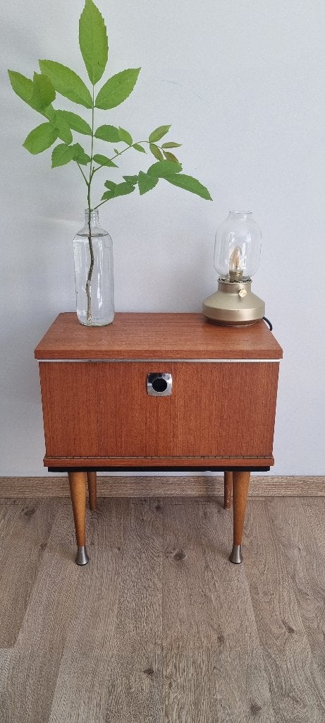 Vintage nachtkastje uit de jaren 60 met klepdeur, Huis en Inrichting, Ophalen