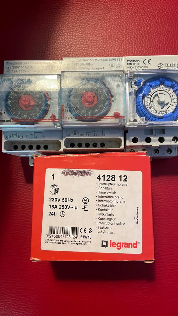 4 schakelklokken, Hobby en Vrije tijd, Elektronica-componenten, Ophalen of Verzenden, Zo goed als nieuw