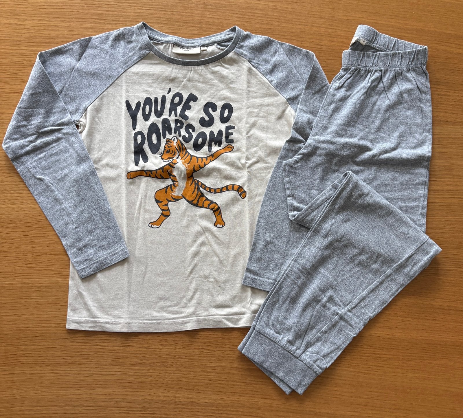 Pyjama gris/beige Tigre - 12 ans - 7€, Enlèvement ou Envoi, Comme neuf, Garçon, Vêtements de nuit ou Sous-vêtements