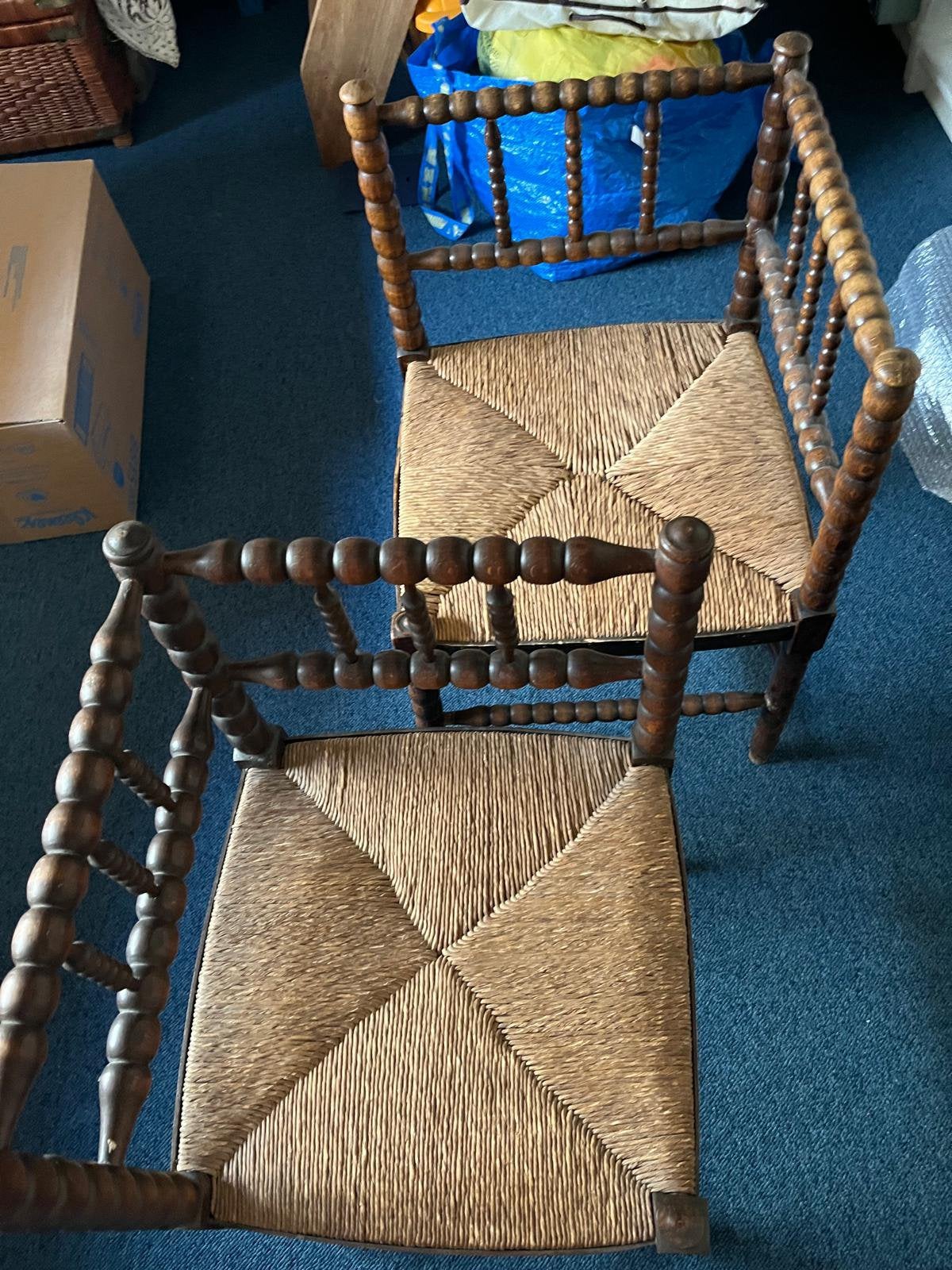2 houten „open haard” stoelen met geweven biezen zitting, Ophalen
