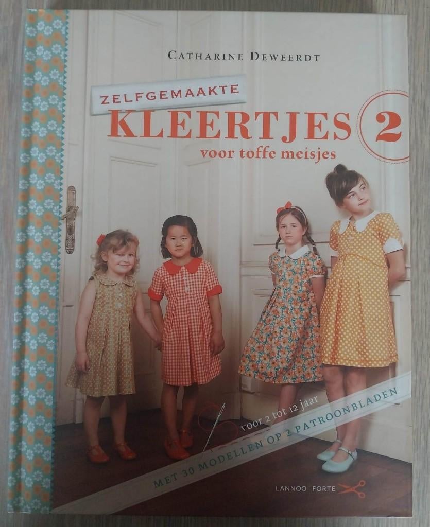 Naaiboek Zelfgemaakte kleertjes 2 + naaipatronen, Boeken, Ophalen of Verzenden, Zo goed als nieuw, Borduren en Naaien, Catharine Deweerdt