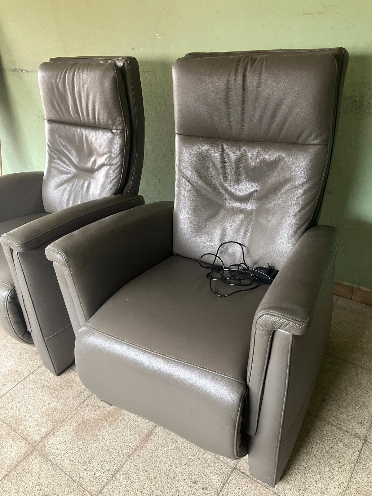 Deux sièges relax électriques en cuir, Maison & Meubles, Fauteuils, Comme neuf, Enlèvement