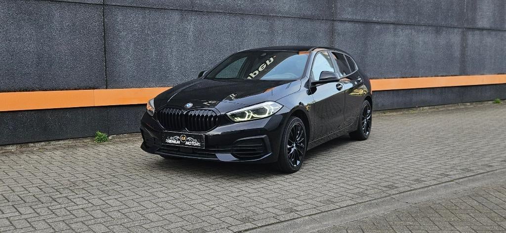 BMW 116i SPORT FULL BLACK/NAVI PROFF/*LED /CARPLAY/ALS NIEUW, Auto's, BMW, Automaat, Euro 6, Bedrijf, https://public.car-pass.be/vhr/22be3210-f72e-472b-b38d-4cec461e9807