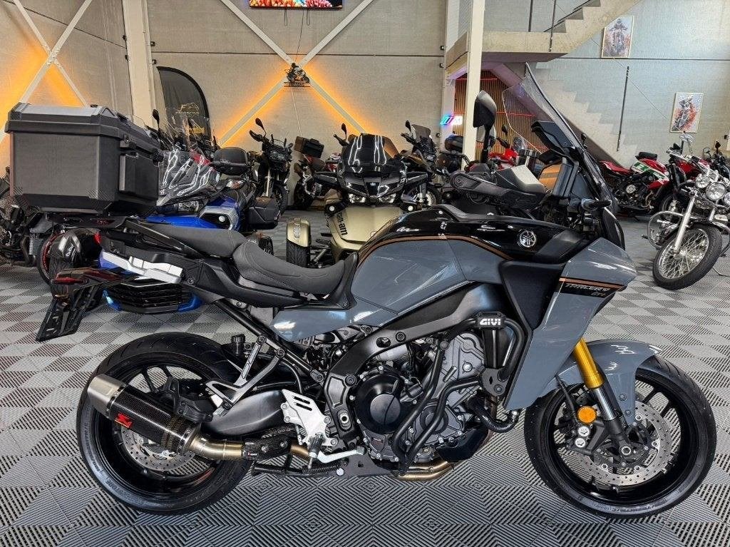 YAMAHA TRACER 900 GT PLUS + * GARANTIE * 2024 * 16.600 km, Motos, Permis Moto A, Entreprise, Occasion, Plus de 35 kW