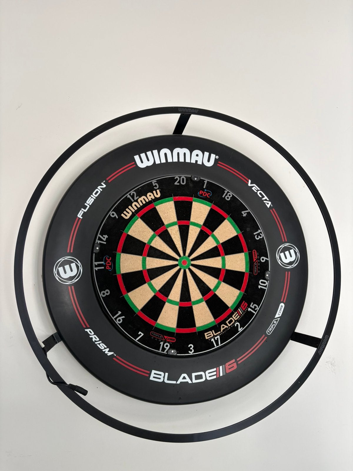 Winmau blade 6 + surround + plasma light + dartsmat + demp, Sport en Fitness, Darts, Ophalen, Gebruikt