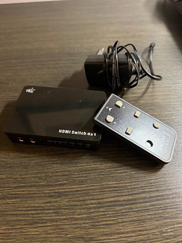 Switch HDMI 4x1 avec télécommande + alimentation – HQSSH100, TV, Hi-fi & Vidéo, Câbles audio & Câbles de télévision, Enlèvement ou Envoi