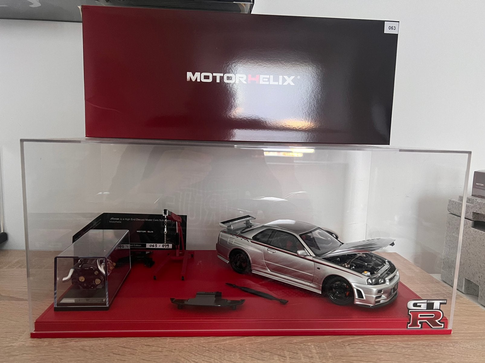 Nissan skyline r34Gt-R 1:18 mororhelix, Enlèvement ou Envoi, Comme neuf, Moteur