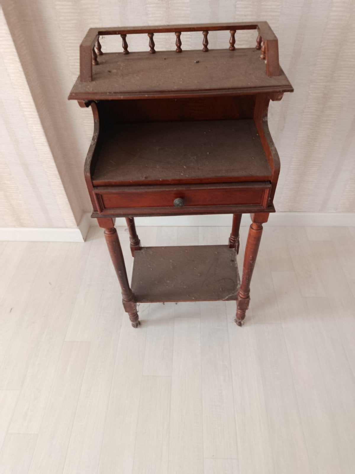 Bijzetmeubeltje / sidetable, Ophalen