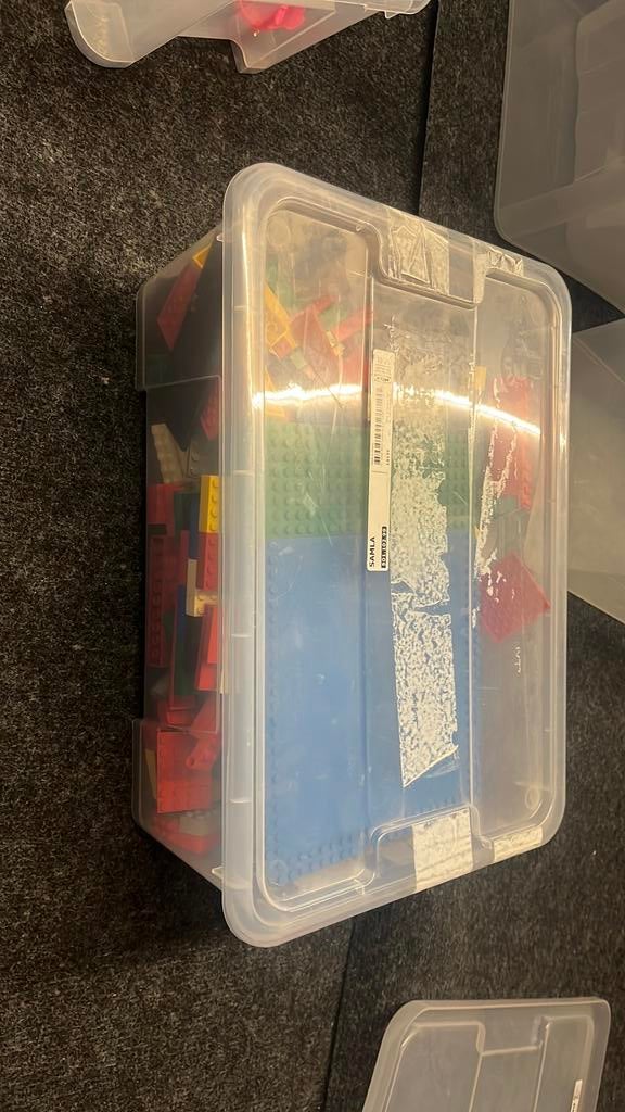 Bak met losse lego stukjes, Enlèvement, Lego