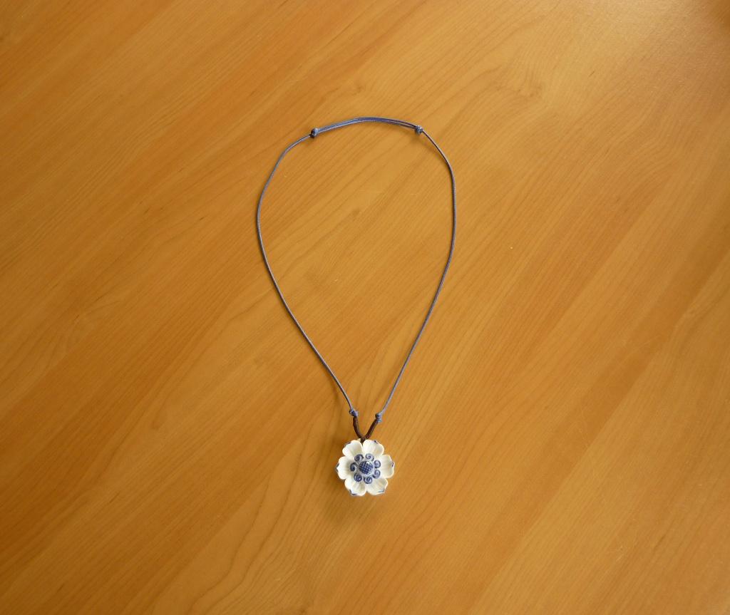 Blauwe touw ketting met grote wit blauwe bloem hanger, Bijoux, Sacs & Beauté, Colliers, Enlèvement ou Envoi, Blanc, Réglable