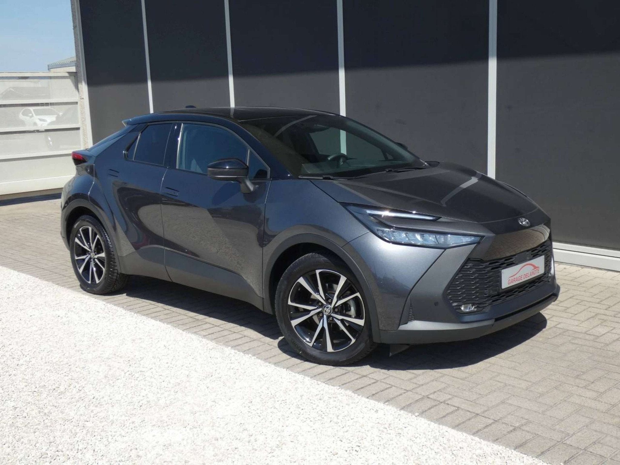 Toyota C-HR 1.8 Hybrid 140pk Dynamic plus +Trekhaak +Dodehoe, Auto's, Stof, Gebruikt, Zwart, 4 cilinders