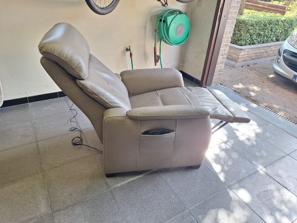 Elektrische sta-op relaxzetel uit leder, Huis en Inrichting, Ophalen, Gebruikt, 125 tot 150 cm, Leer
