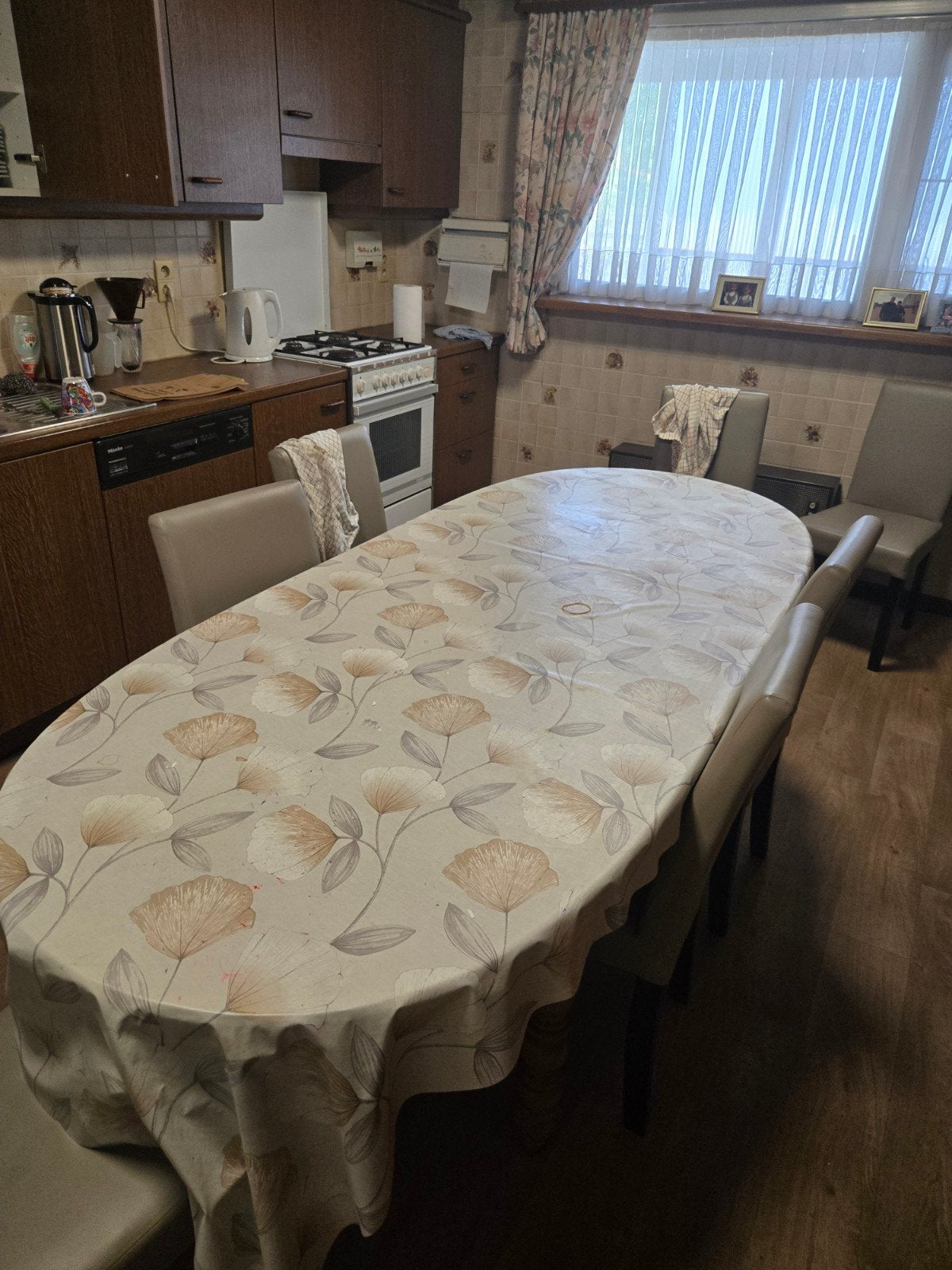 Tafel  met  stoelen, Ophalen
