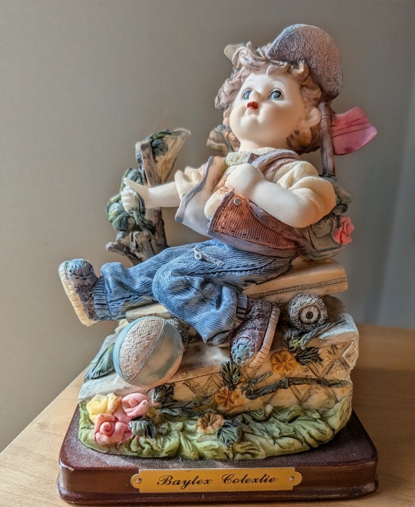 Belle figurine de garçon avec ballon de la collection Baytex, Enlèvement ou Envoi