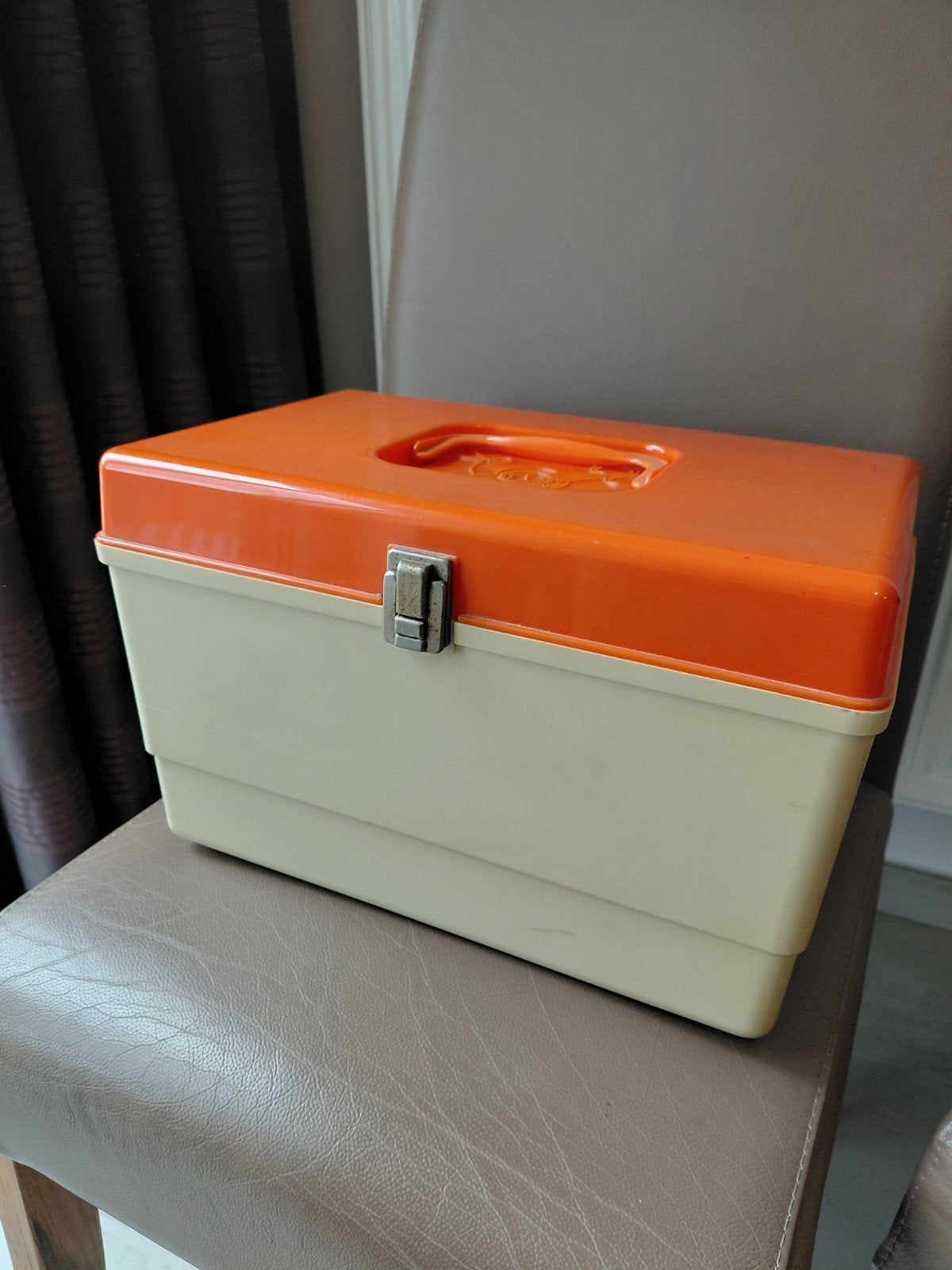 Vintage naaikist, naaibak met naaiartikelen, Ophalen