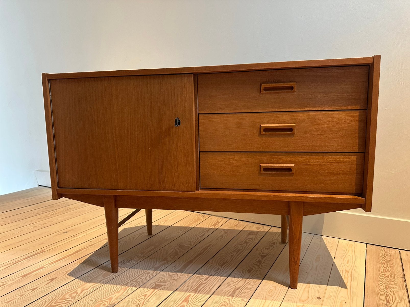 Vintage dressoir teak – jaren ’60 – mid-century design, Huis en Inrichting, Kasten | Dressoirs, Gebruikt, 100 tot 150 cm, 25 tot 50 cm