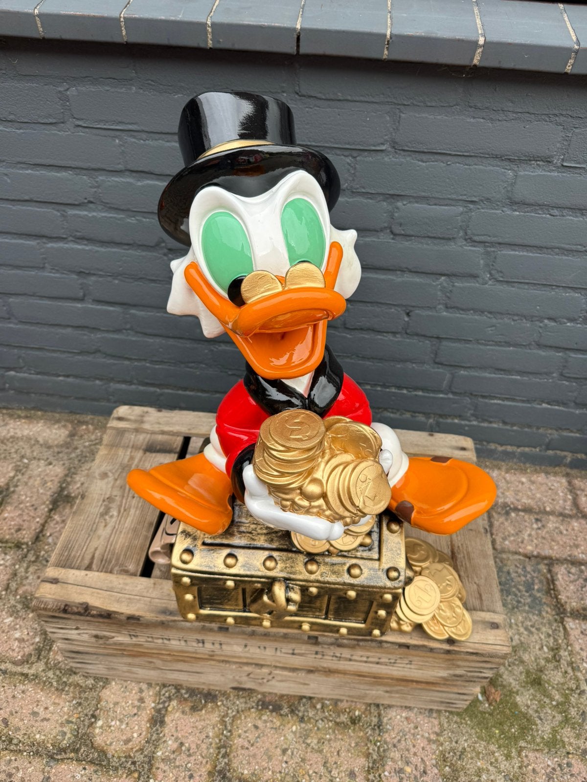 Disney Scroodge beeld op Schatskist, Verzamelen, Ophalen, Gebruikt, Beeldje of Figuurtje, .