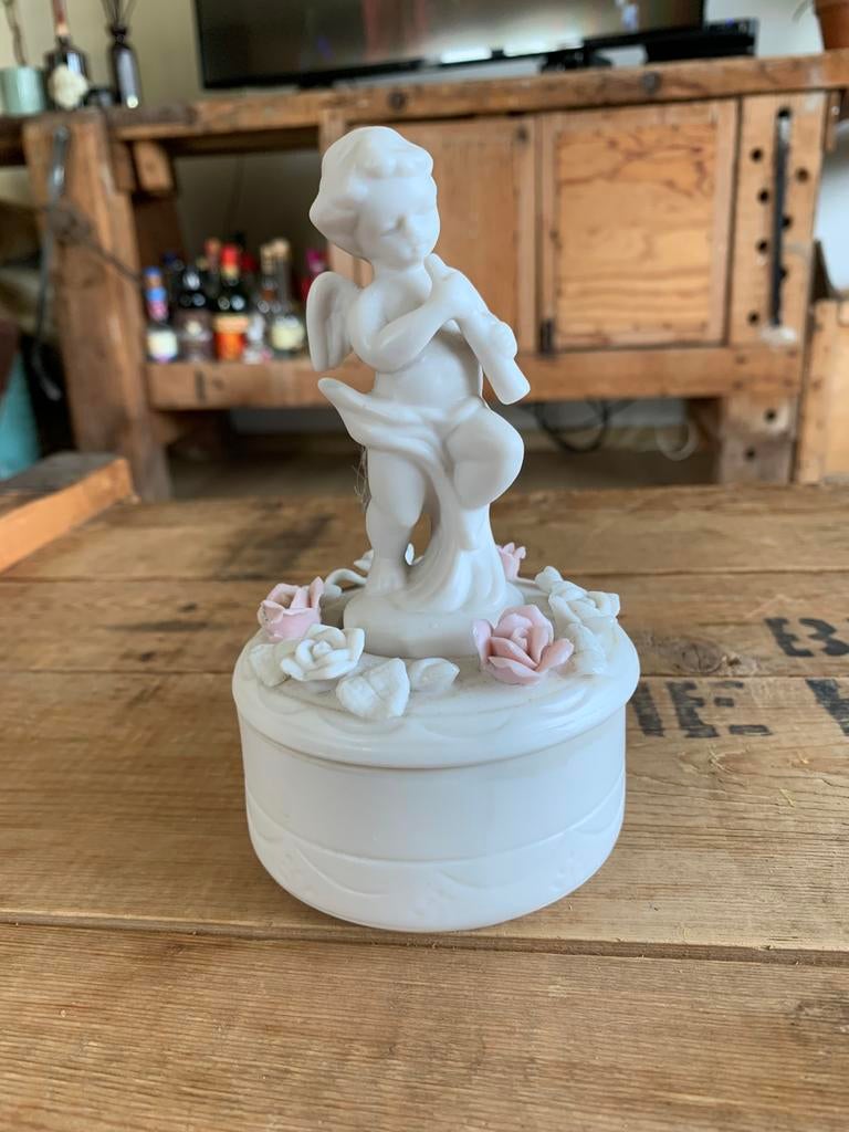 Vintage biscuit porselein doosje met engel en rozen, Verzamelen, Ophalen of Verzenden, Zo goed als nieuw