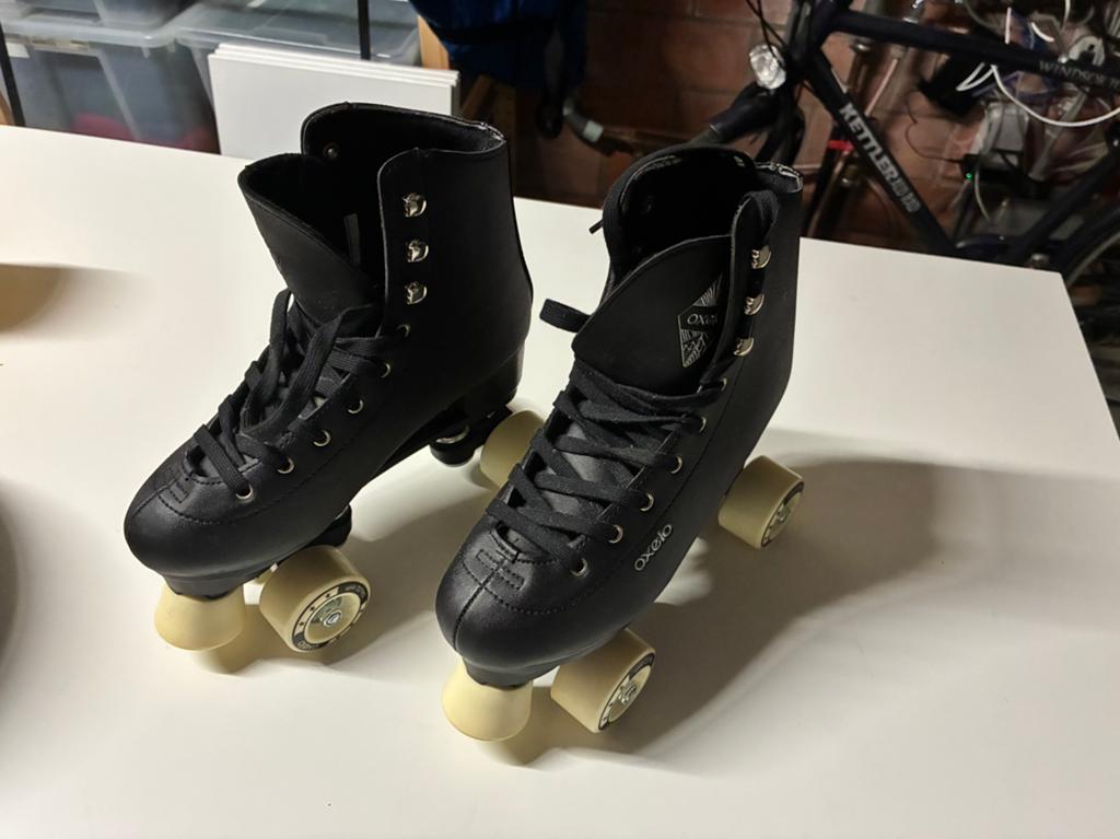 Oxelo (Decathlon) Retro Rolschaatsen Zwart maat 38/39, Sports & Fitness, Patins à roulettes alignées, Comme neuf, Enlèvement ou Envoi
