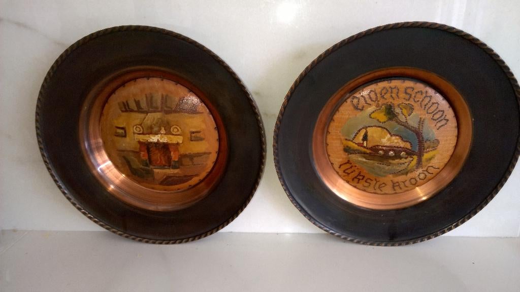2 antiek wandbordjes met koperen omranding, Antiek en Kunst, Ophalen of Verzenden