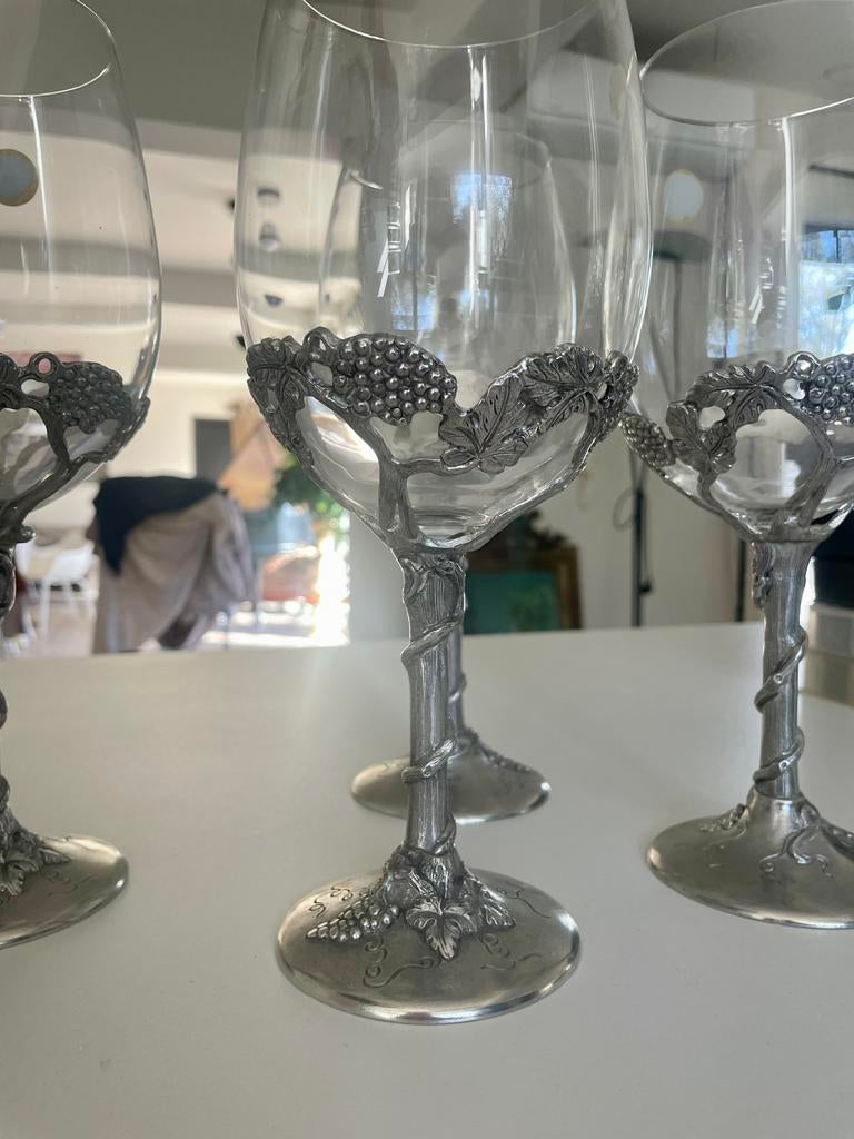 Elegante wijnglazen van kristal en tinnen wijnrankmotief, Ophalen, Nieuw