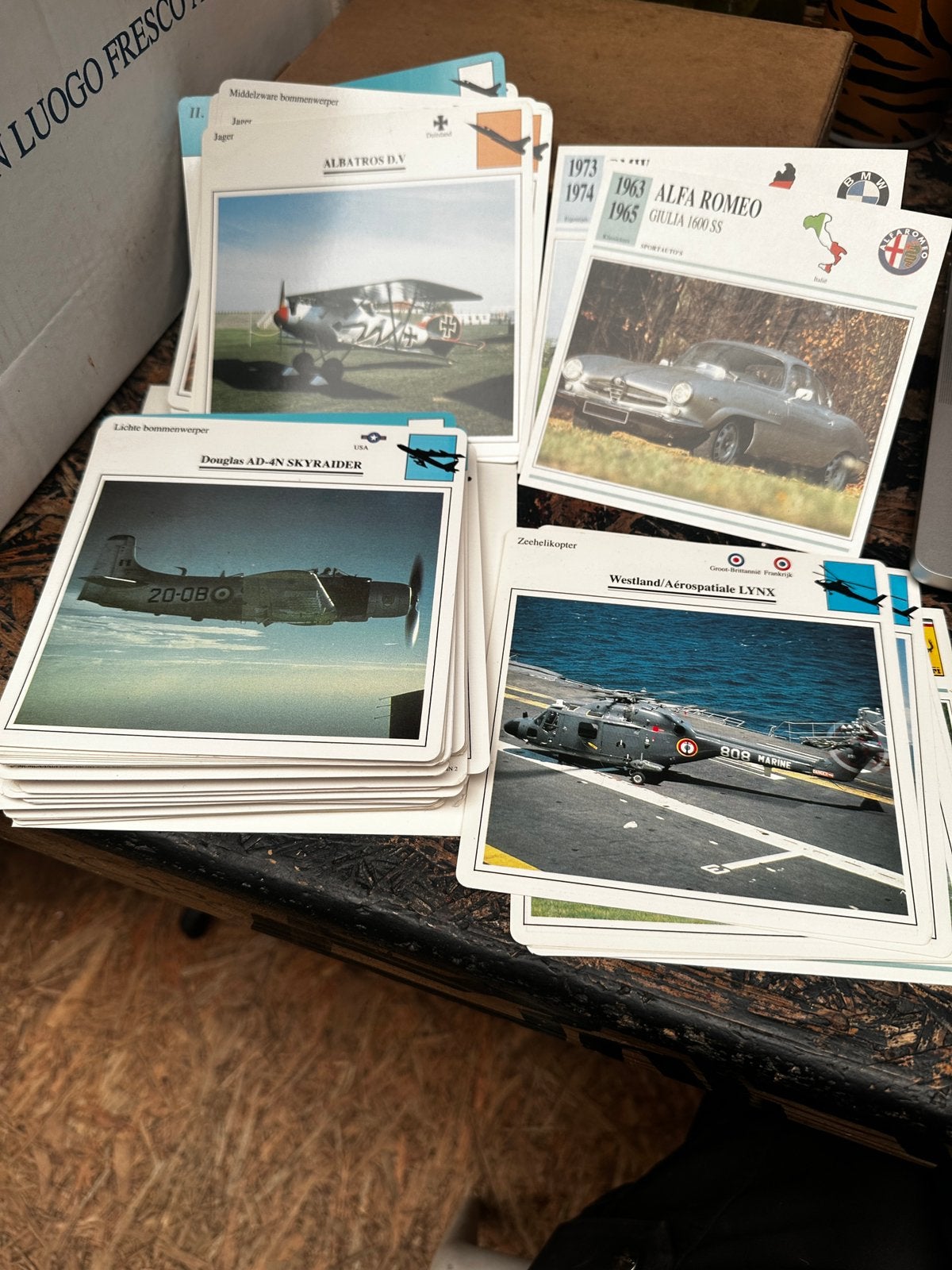 Kaarten - vliegtuigen, helicopters & auto’s van de wereld, Ophalen, Zo goed als nieuw