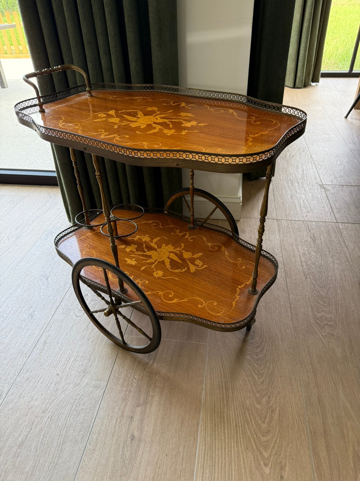 Vintage serveerwagen, Ophalen