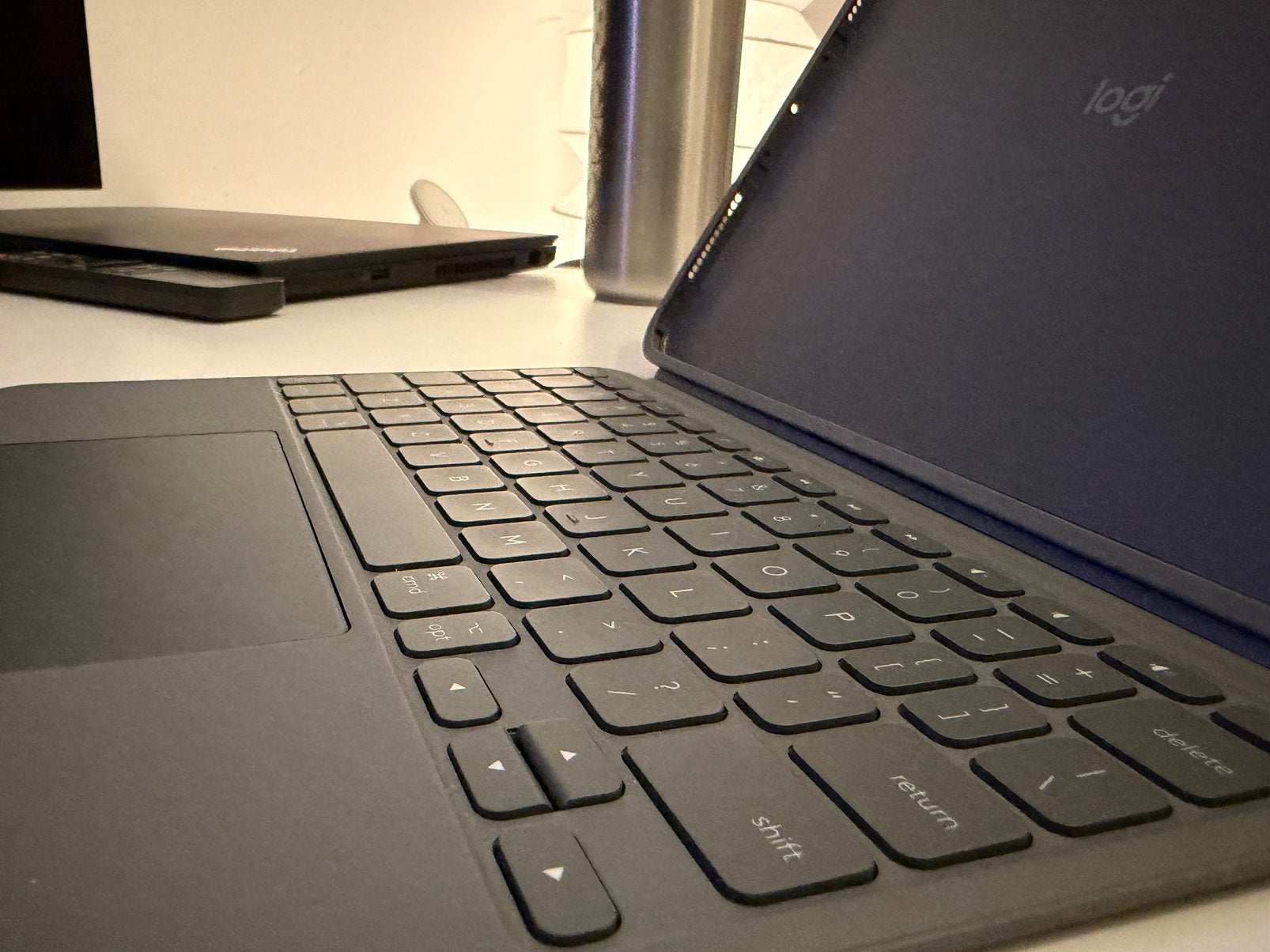 Logitech Combo Touch iPad Air 11" M2 M3 M4 / Air 5 QWERTY, Enlèvement, Comme neuf, 9 pouces