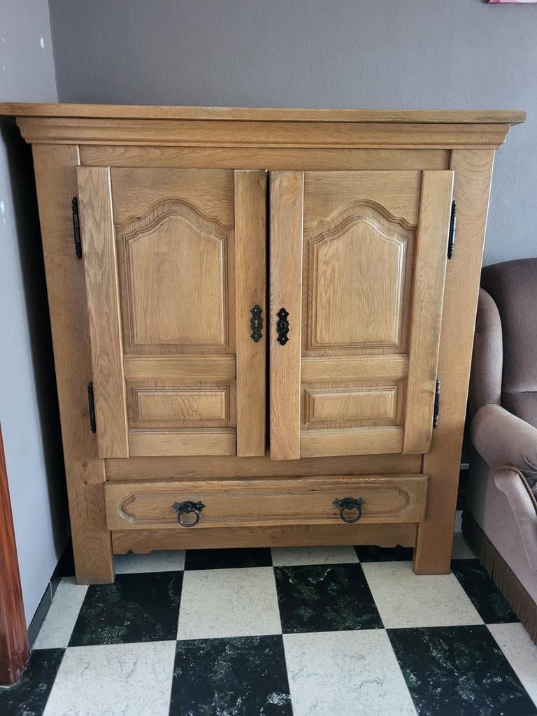 Armoire.
132 de large
142 de haut
57 de profondeur

Version, Maison & Meubles, Enlèvement