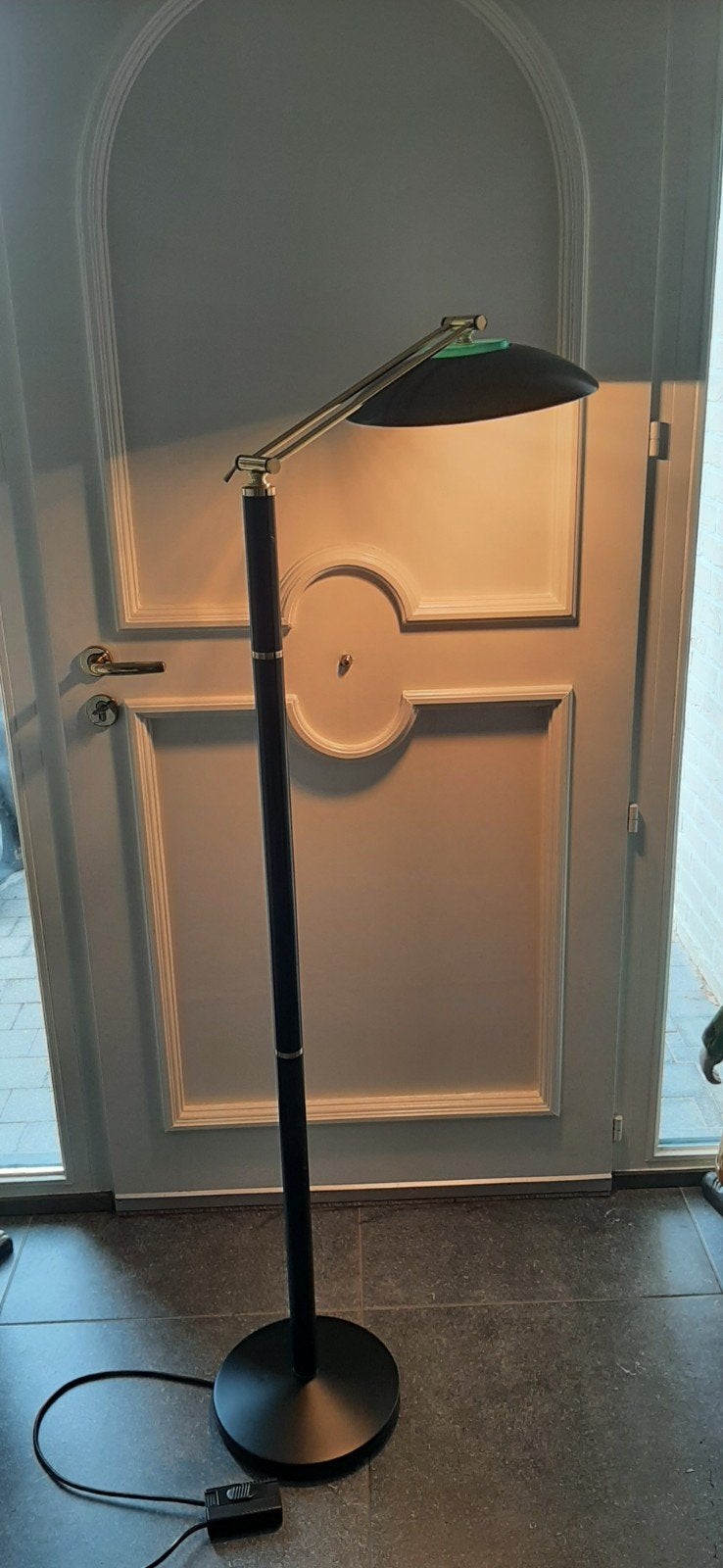 Zwarte staande lamp met dimmer.
kan dienen als schemerlamp o, Ophalen