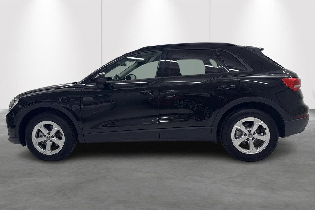 Audi Q3 35 TFSI S tronic Advanced Business Ed (automatique), 1800 kg, 110 kW, Noir, 5 portes