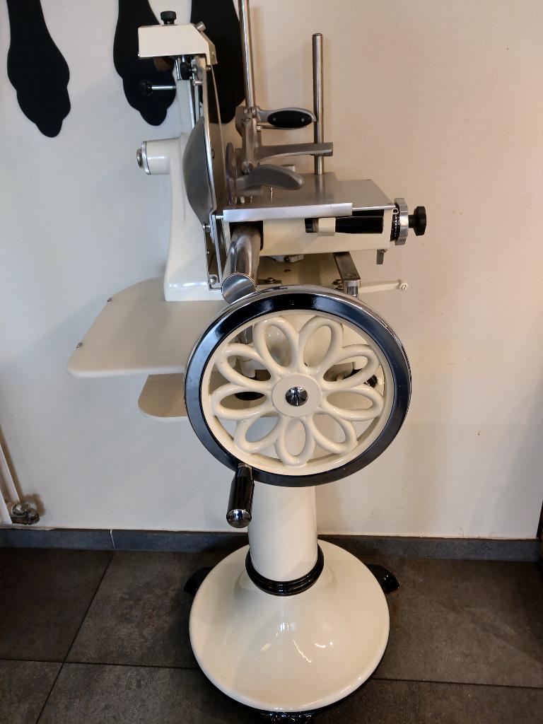 Flywheel vleessnijmachine I-RON – professioneel – op voet, Ophalen, Gebruikt, Bakkerij en Slagerij