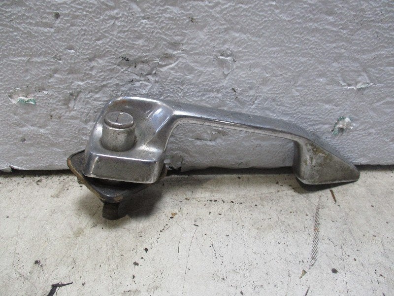 POIGNEE EXTERIEURE AVANT DROITE / 8 (W115) (115-766-02-01), Mercedes-Benz, Utilisé, Avant, Dialog.mb@mercedes-benz.com