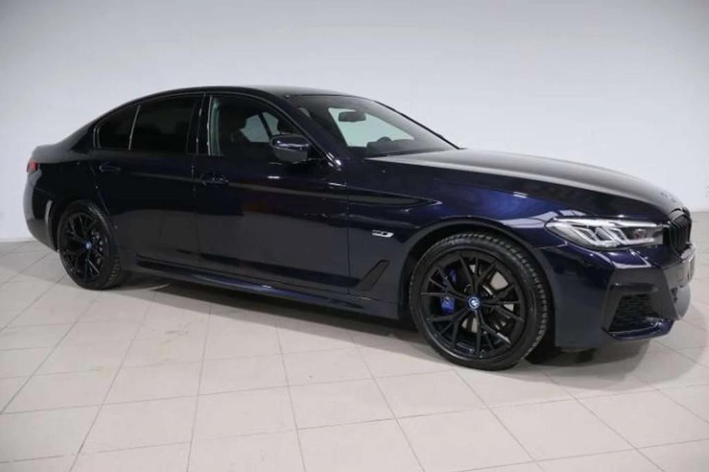 BMW 5 Serie 530 530eAS PHEV M-PACK (bj 2023, automaat), Gebruikt, 4 cilinders, Blauw, Bedrijf