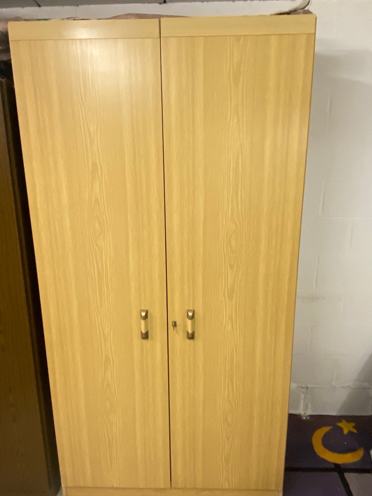 Mooi houten kast met leg en hangmigelijkhefen, Huis en Inrichting, Kasten | Roldeurkasten en Archiefkasten, Ophalen, Zo goed als nieuw