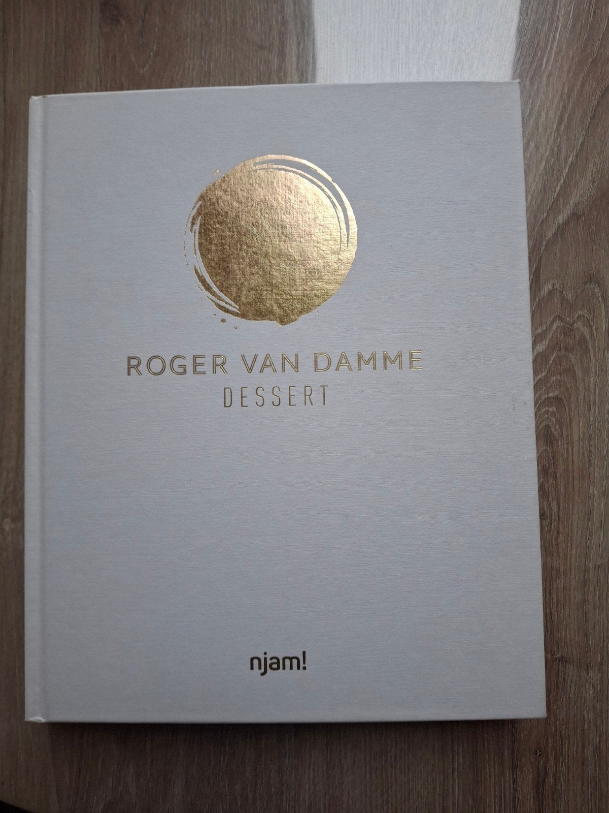 Roger Van Damme desserts, Ophalen